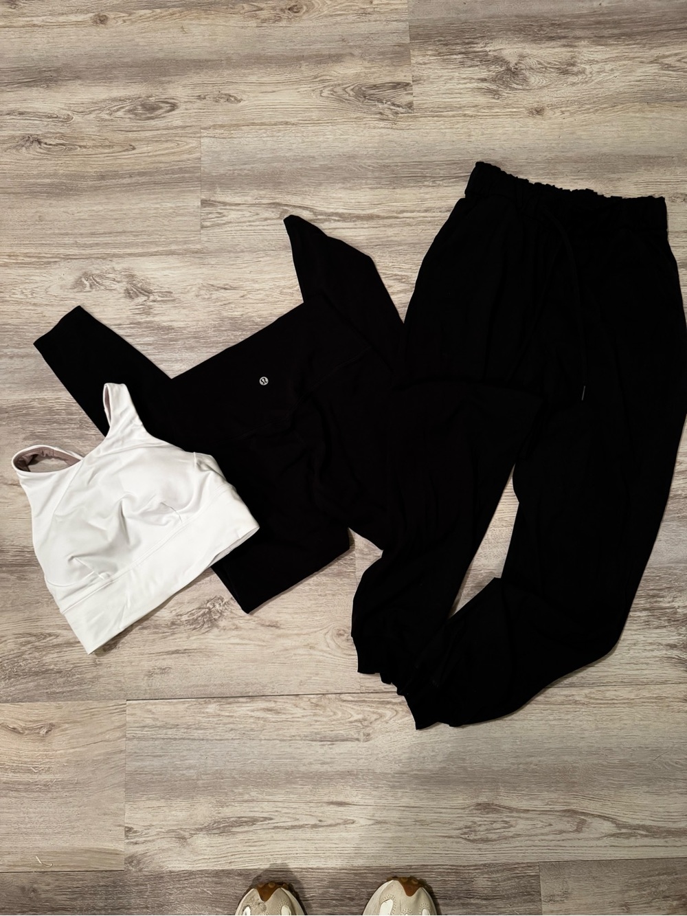 lululemon athletica Black Joggers with White Sports Bra size M / 6 / 4 set bundl